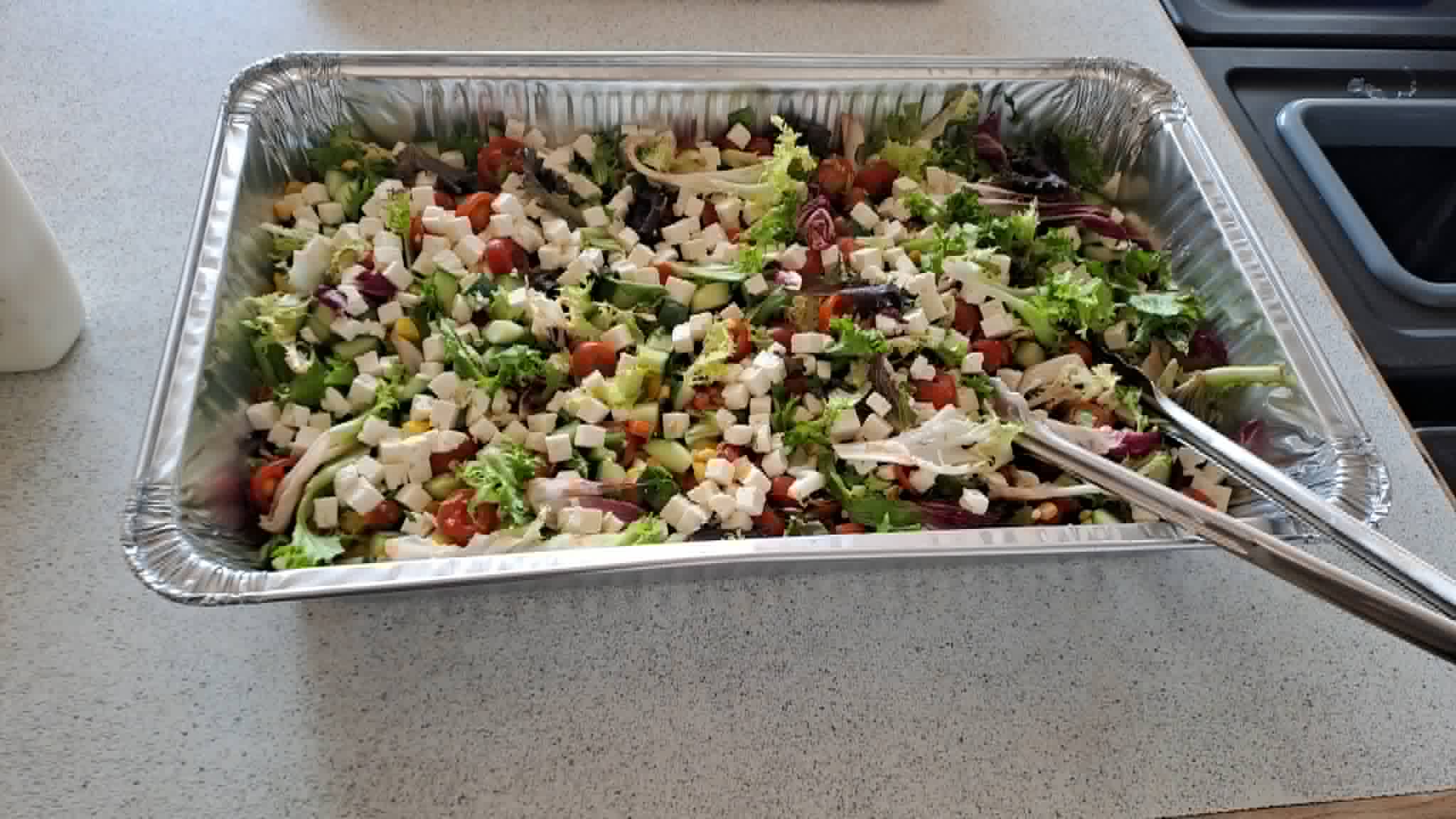 Blandet salat med feta i foliebakke