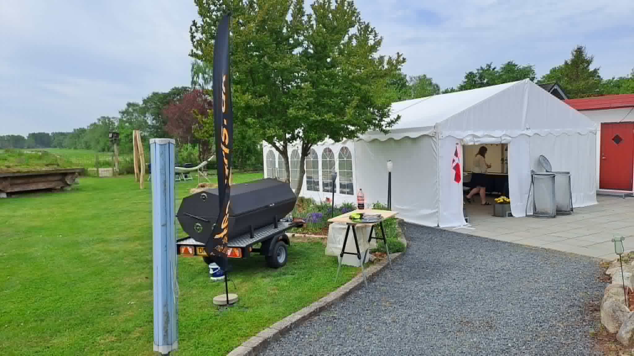 Grill på trailer ved festtelt hos kunden