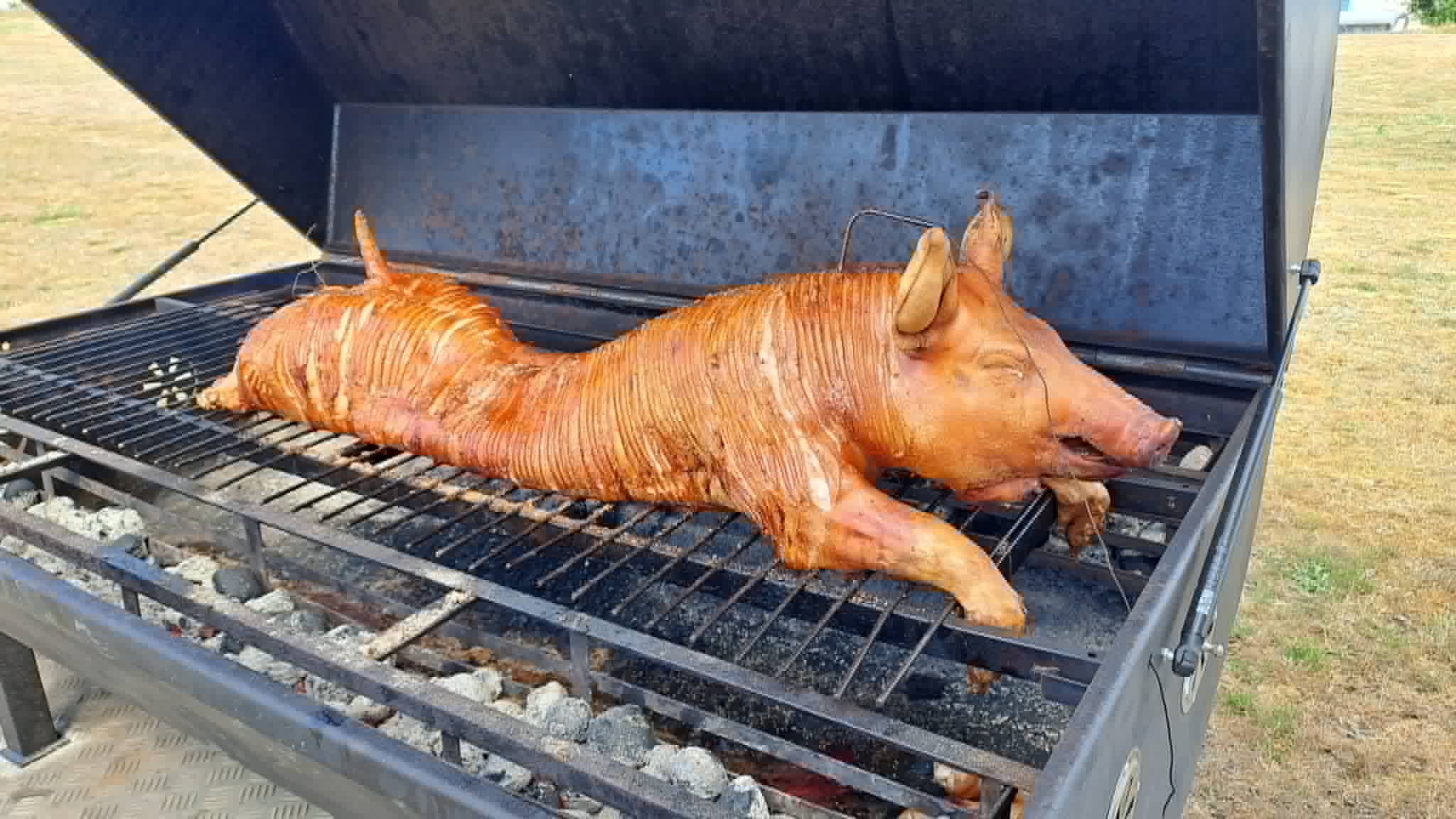 Helstegt gris med sprød svær på grillen